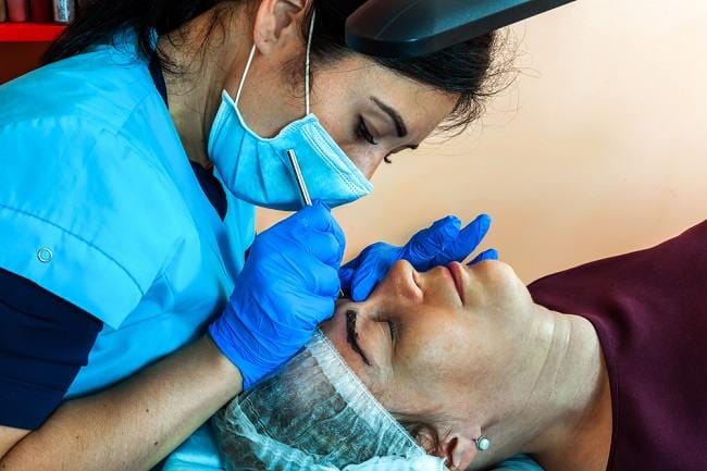 Sulam Alis, Ini Hal-Hal yang Perlu Diketahui Sebelum Melakukannya - Alodokter