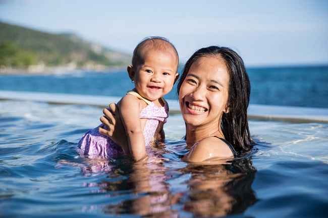 6 Tips Aman Berenang Bersama Bayi Tercinta - Alodokter