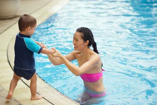 Yuk, Simak Tips Aman Berenang dengan Anak - Alodokter