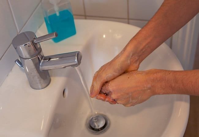 Efektifkah Penggunaan Sabun Antibakteri untuk Mencegah Virus Corona? - Alodokter