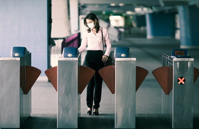 Tetap Harus Bekerja di Luar Rumah Saat Pandemi COVID-19? Terapkan Ini agar Tidak Tertular - Alodokter