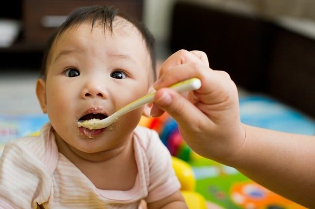 Bayi 6 Bulan, Mulai Mengonsumsi Makanan Padat - Alodokter