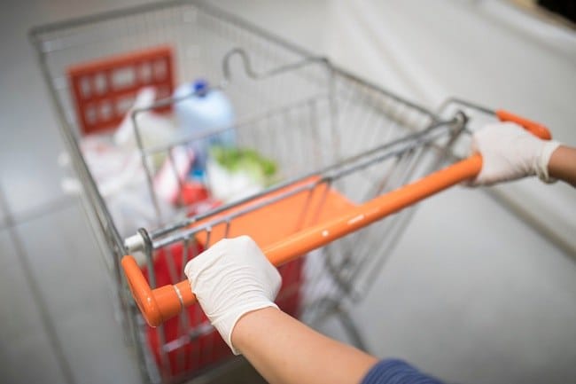 Benarkah Memakai Sarung Tangan Saat Berbelanja Bisa Menangkal Virus Corona? - Alodokter
