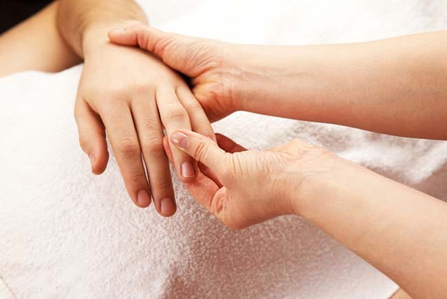 Penyebab Jari Tangan Bengkak dan Cara Mengatasinya - Alodokter