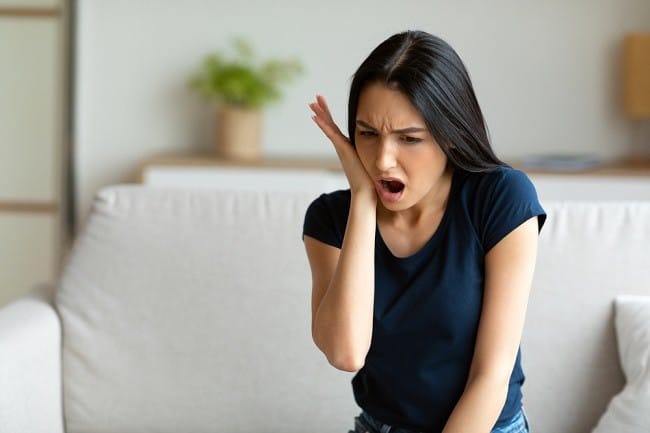 Perbedaan Ngilu Gigi Sensitif dan Gigi Berlubang, serta Cara Mengatasinya - Alodokter