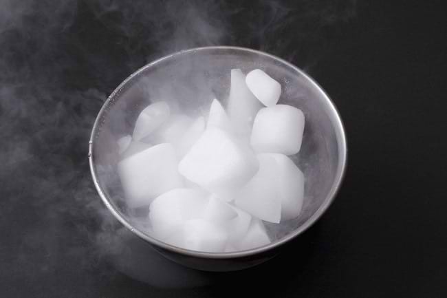 Kenali Bahaya Dry Ice dan Cara Aman Penggunaannya - Alodokter