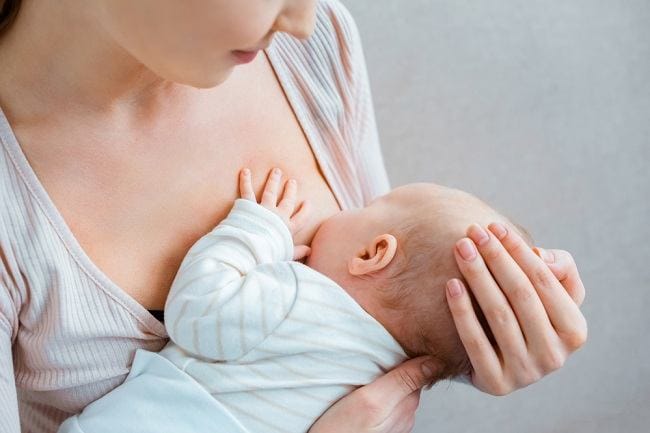 4 Tips Nyaman Menyusui Saat Bayi Sudah Tumbuh Gigi - Alodokter