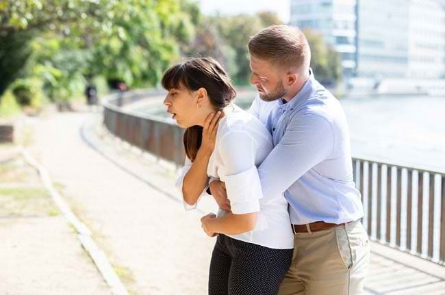 Heimlich Maneuver, Pertolongan Pertama untuk Orang yang Tersedak - Alodokter