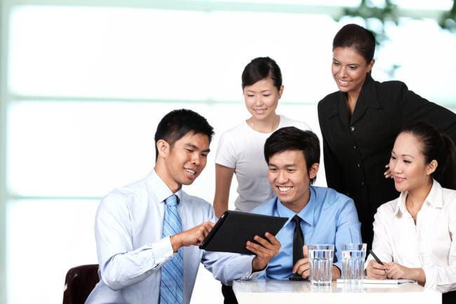 5 Cara Agar Lebih Bahagia di Kantor - Alodokter