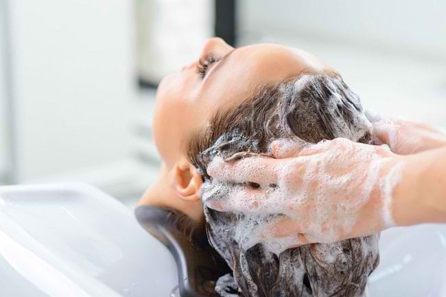 Memilih Sampo yang Tepat Sesuai Jenis Rambut - Alodokter