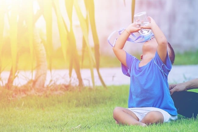 Pentingnya Cukupi Asupan Cairan Anak untuk Perkembangan Kognitifnya - Alodokter