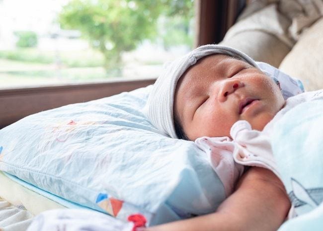 Bayi Berkeringat Saat Tidur, Normalkah? - Alodokter