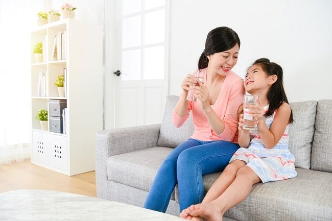 Kebiasaan Cukup Minum Air untuk Kesehatan Fisik dan Mental Keluarga - Alodokter