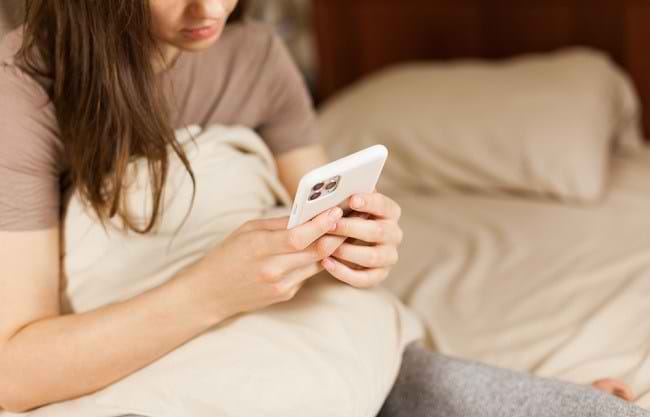 FOMO: Arti, Dampak Negatif, dan Cara Mengatasinya - Alodokter