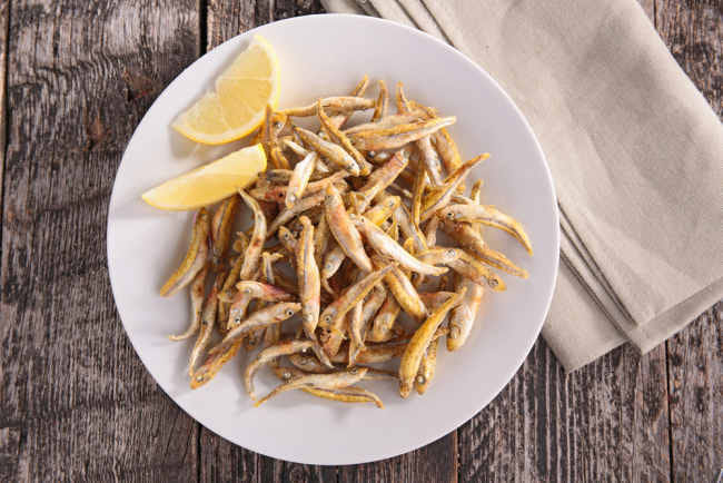 6 Manfaat Ikan Teri bagi Kesehatan Tubuh - Alodokter