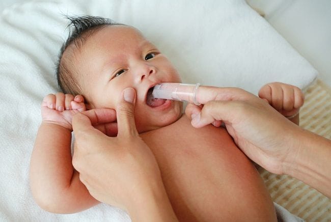Tips Merawat Bayi Tumbuh Gigi yang Perlu Bunda Ketahui - Alodokter