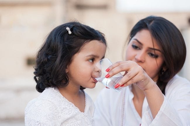 Cukup Minum Bantu Lindungi Kesehatan Keluarga Saat Berpuasa - Alodokter