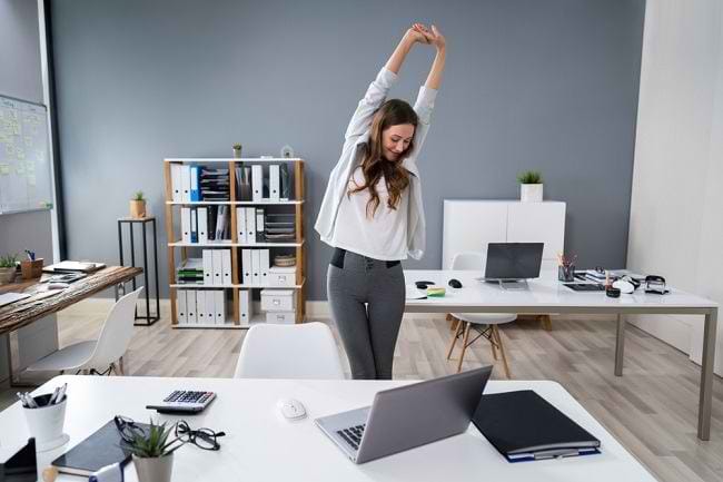 10 Olahraga Ringan di Kantor yang Mudah dan Praktis - Alodokter