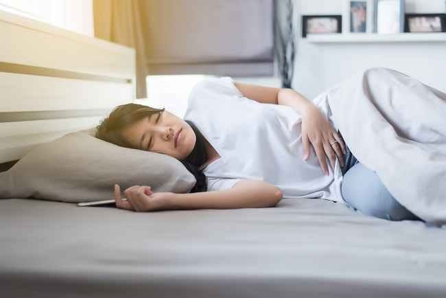 5 Tips Mengatasi Susah Tidur Saat Menstruasi - Alodokter