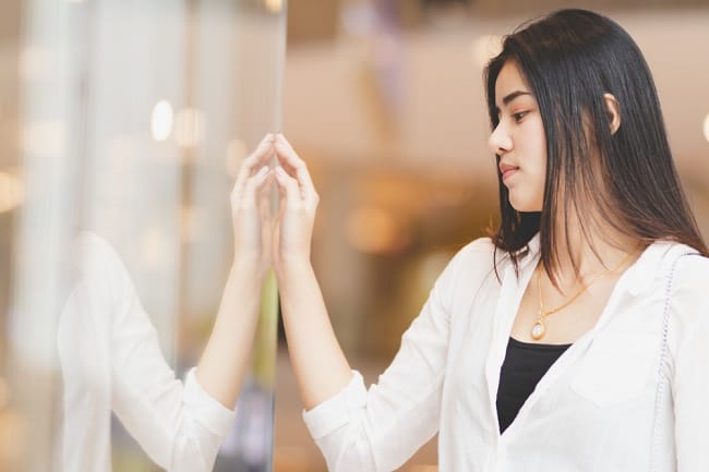 Tanda-Tanda Membenci Diri Sendiri dan Cara Menghentikannya - Alodokter