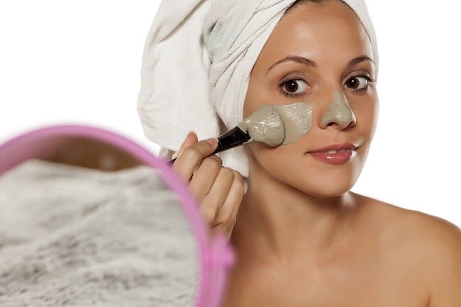 5 Cara Mengurangi Minyak di Wajah dengan Tepat - Alodokter