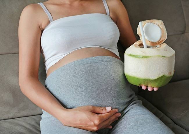 Minum Air Kelapa Saat Hamil Bikin Bayi Lahir Bersih dan Berkulit Putih, Benarkah? - Alodokter