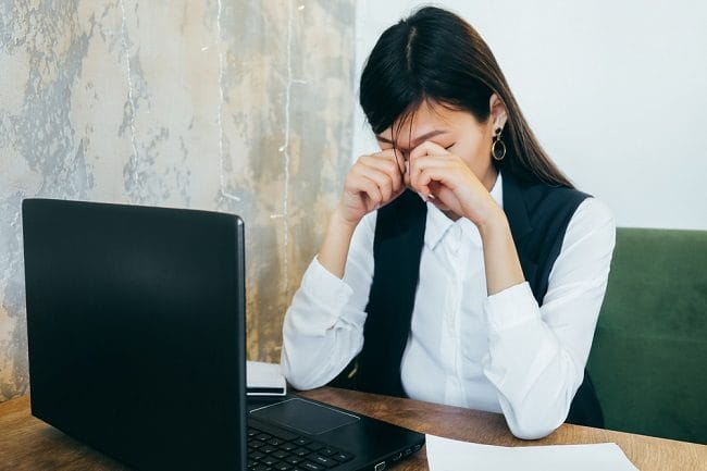 Waspadai Stres Mata Akibat Pemakaian Gadget dan Laptop - Alodokter