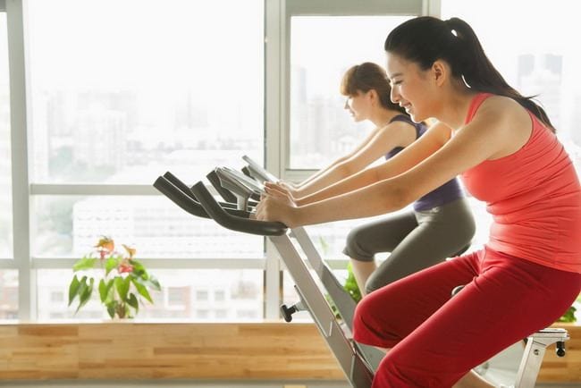 Sepeda Statis, Ini 9 Manfaat dan Panduan Menggunakannya - Alodokter