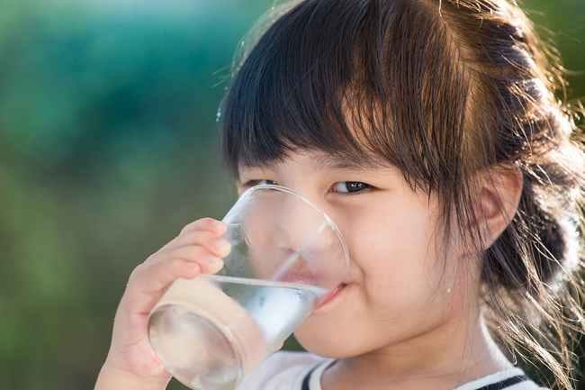 Yuk, Biasakan Anak Minum Air Putih dengan Cara Ini - Alodokter
