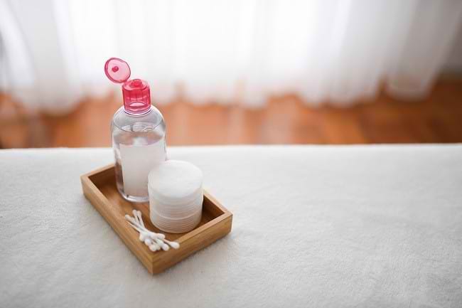 Manfaat Micellar Water untuk Kulit Wajah - Alodokter