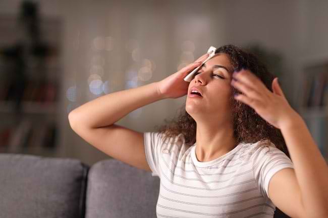 Hot Flashes Saat Menopause, Ini yang Perlu Diketahui - Alodokter