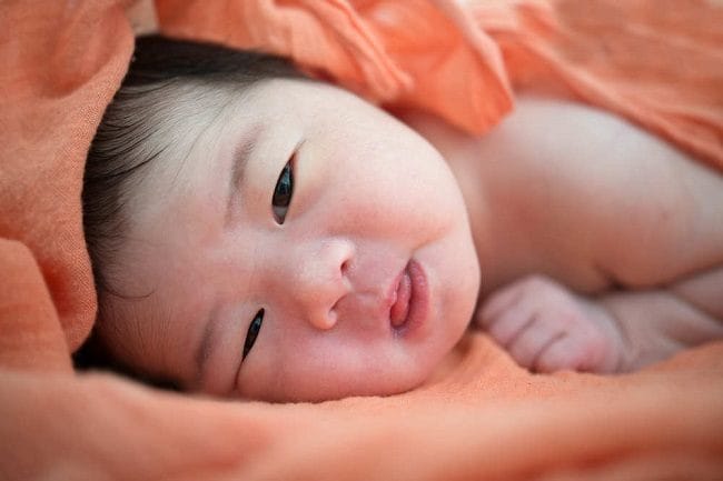 Bayi Baru Lahir Susah Tidur? Yuk, Ketahui Penyebabnya - Alodokter