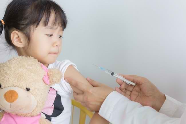 7 Cara Mengatasi Anak Takut Jarum Suntik - Alodokter