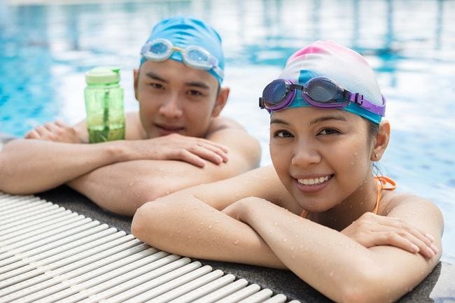 Kacamata Renang, Ini Manfaat dan Tips Memilihnya - Alodokter