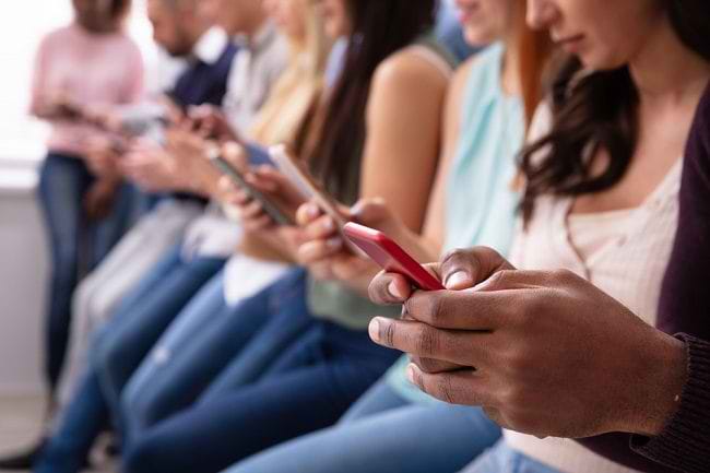 Mengenal Phubbing, Perilaku Mengabaikan Orang Sekitar karena Ponsel - Alodokter
