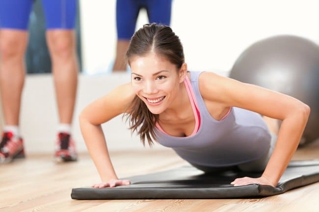 6 Olahraga untuk Mengencangkan Payudara yang Patut Dicoba - Alodokter