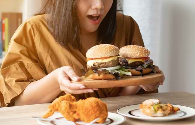 Hati-hati, Makan Berlebihan Bisa Jadi Pertanda Binge Eating Disorder - Alodokter