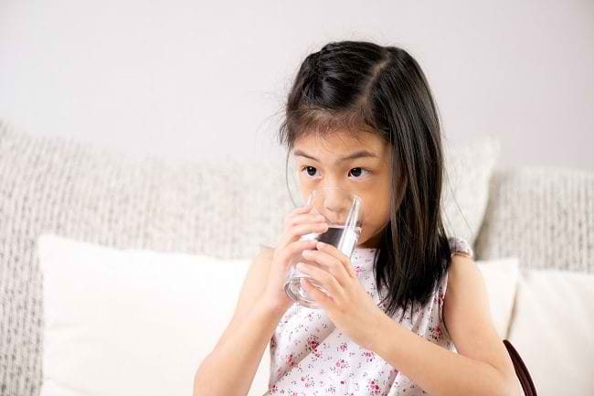 5 Manfaat Minum Air Putih bagi Kesehatan Anak - Alodokter