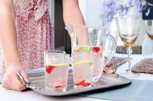 Mitos dan Fakta di Balik Minum Es Saat Hamil - Alodokter