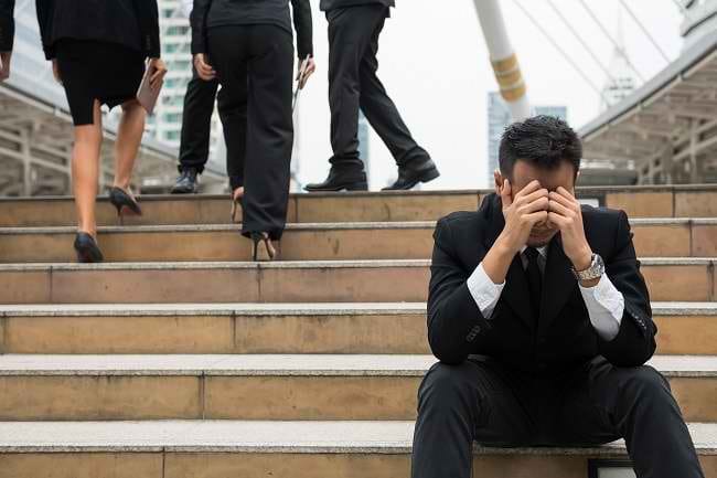 Spotlight Effect: Perasaan Diperhatikan Orang Lain secara Berlebihan - Alodokter