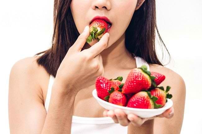 Mengulik Manfaat Buah Stroberi untuk Ibu Menyusui - Alodokter