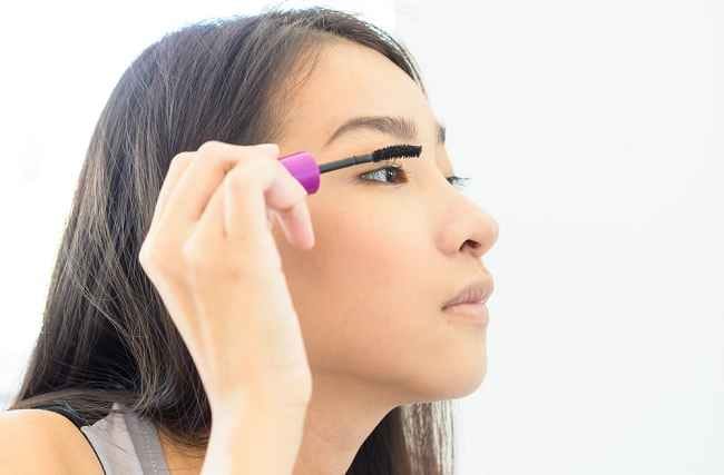 Tips Menggunakan Makeup Mata dengan Aman Tanpa Iritasi - Alodokter