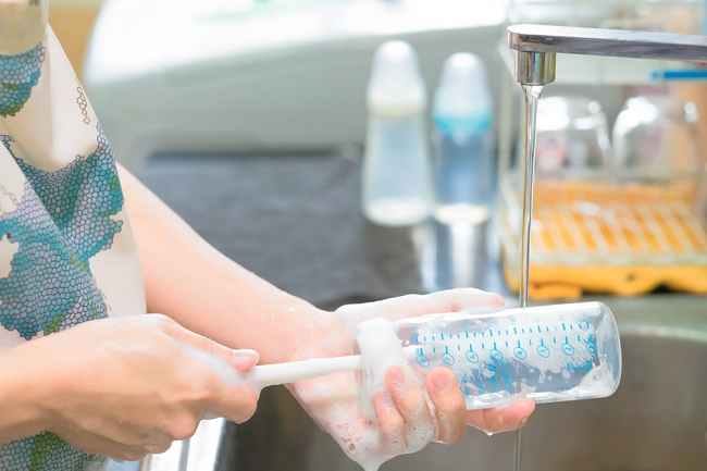 Cara Tepat Membersihkan Botol Susu Bayi yang Perlu Diketahui para Ibu - Alodokter