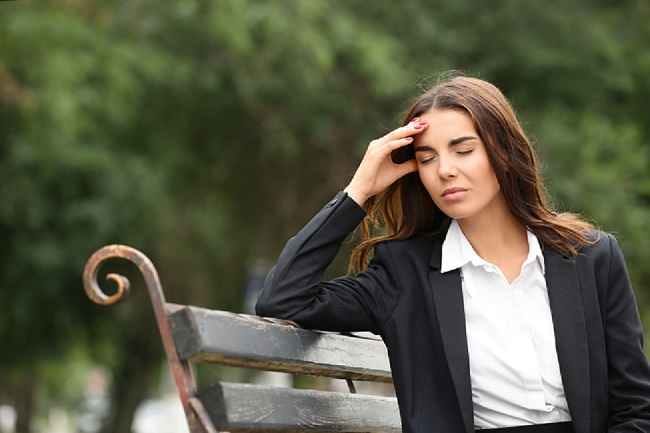 Ini Alasan Sakit Kepala atau Migrain Muncul saat Hujan dan Cara Mencegahnya - Alodokter