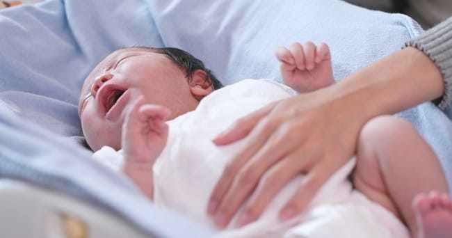 Bunda dan Ayah, Ini Tanda Bayi Mengalami Stimulasi Berlebihan - Alodokter