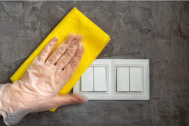 Cara Melindungi Diri dan Keluarga di Rumah dari Varian COVID-19 Omicron - Alodokter