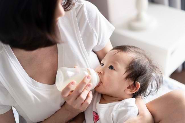 Ini Bahaya Memberikan Makanan Bayi Menggunakan Botol Susu - Alodokter