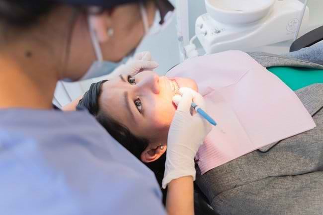 5 Cara Membersihkan Karang Gigi Sendiri - Alodokter