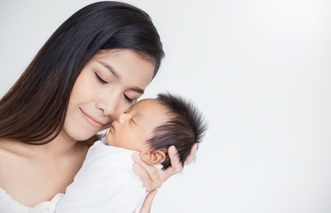 7 Tips Merawat Bayi Baru Lahir yang Wajib Diketahui Ibu - Alodokter