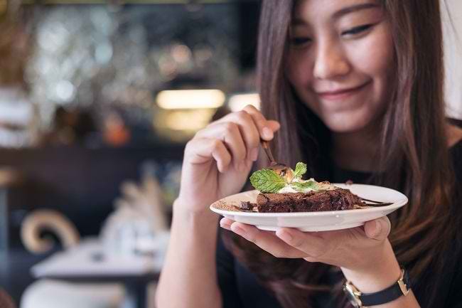 Singkirkan Stres dengan Meditasi Cokelat, Yuk! - Alodokter